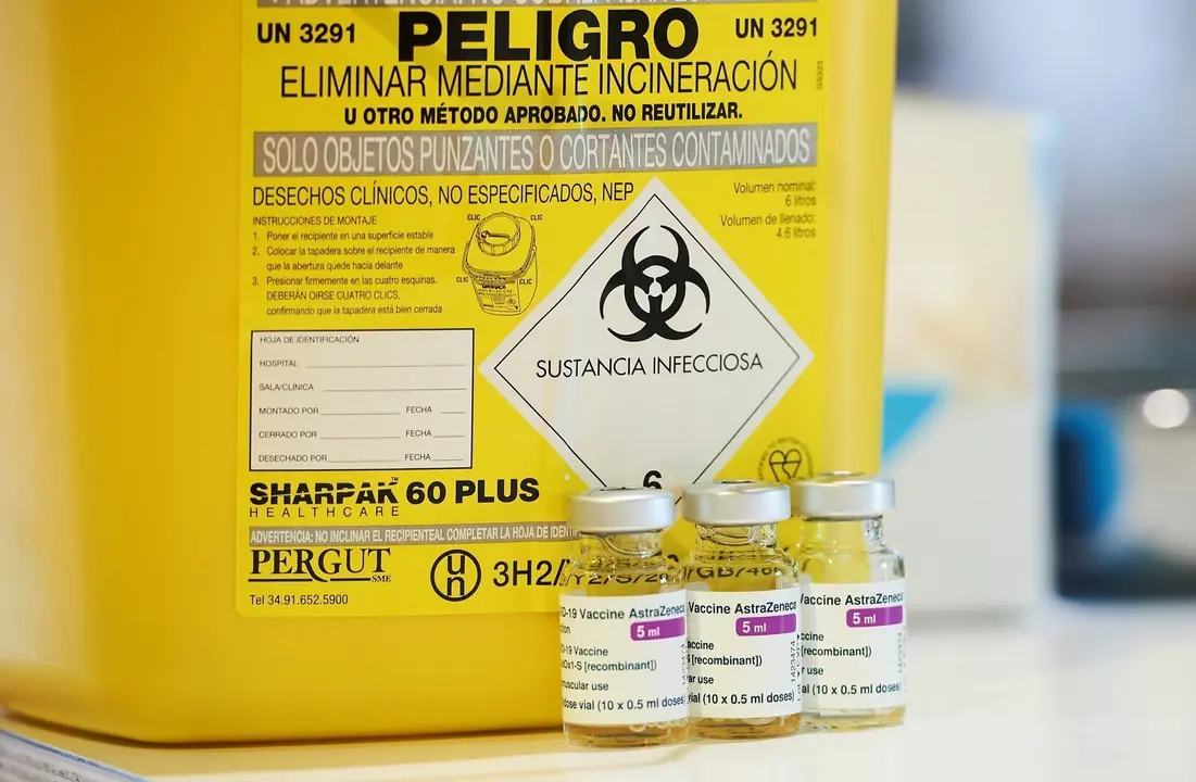 Archivo - Varios viales con la vacuna de AstraZeneca,