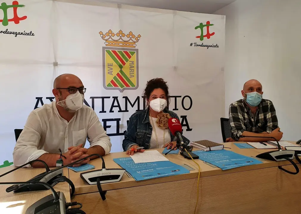 La concejala de Educaci&oacute;n y Cultura de Torrelavega, Esther V&eacute;lez, y los coordinadores de UNATE en Cantabria y en Torrelavega, Paco G&oacute;mez Nadal y Daniel Guti&eacute;rrez, presentan los cursos de verano de UNATE en Torrelavega.
