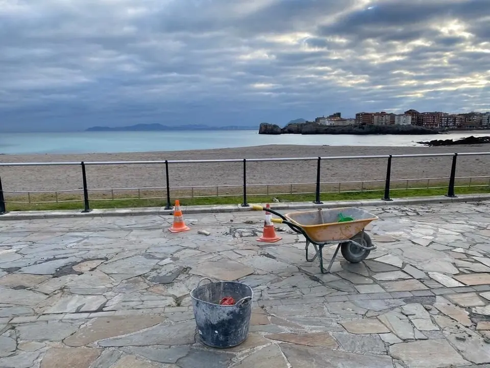 Archivo - Mejora del suelo del Paseo de Ostende en Castro Urdiales. Archivo