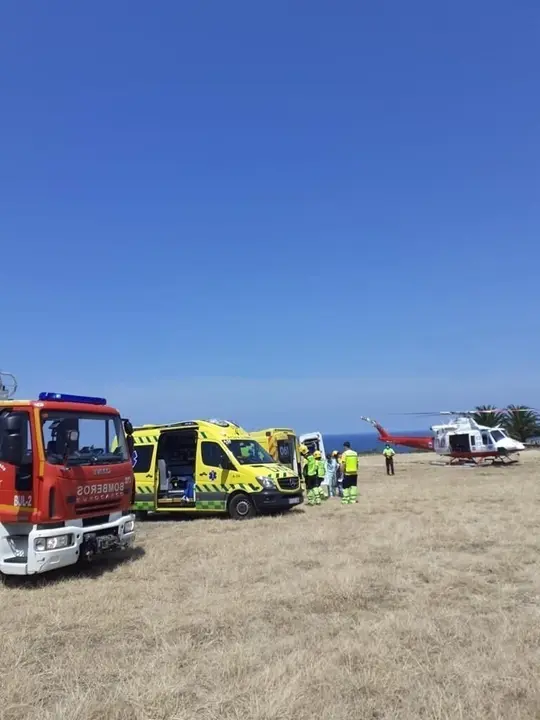 Rescate en helic&oacute;ptero de un senderista en la cala de La Puntilla, en Castro Urdiales
