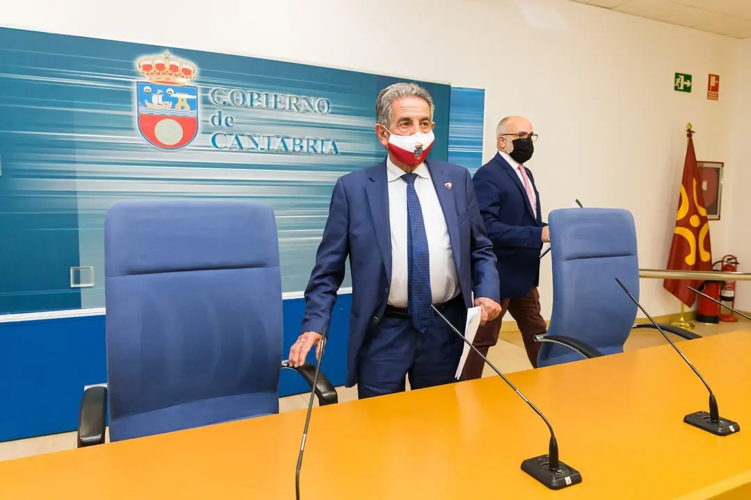 Archivo - El presidente de Cantabria, Miguel &Aacute;ngel Revilla, y el consejero de Sanidad, Miguel Rodr&iacute;guez