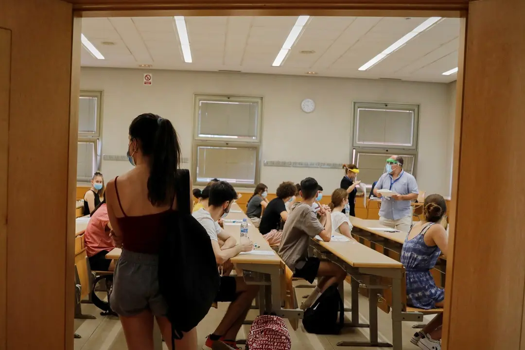 Archivo - Un grupo de estudiantes en un aula