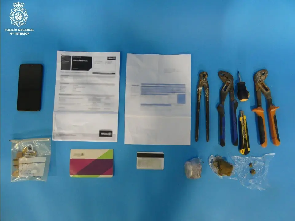 Efectos intervenidos al detenido en Torrelavega cuando intentaba robar un coche