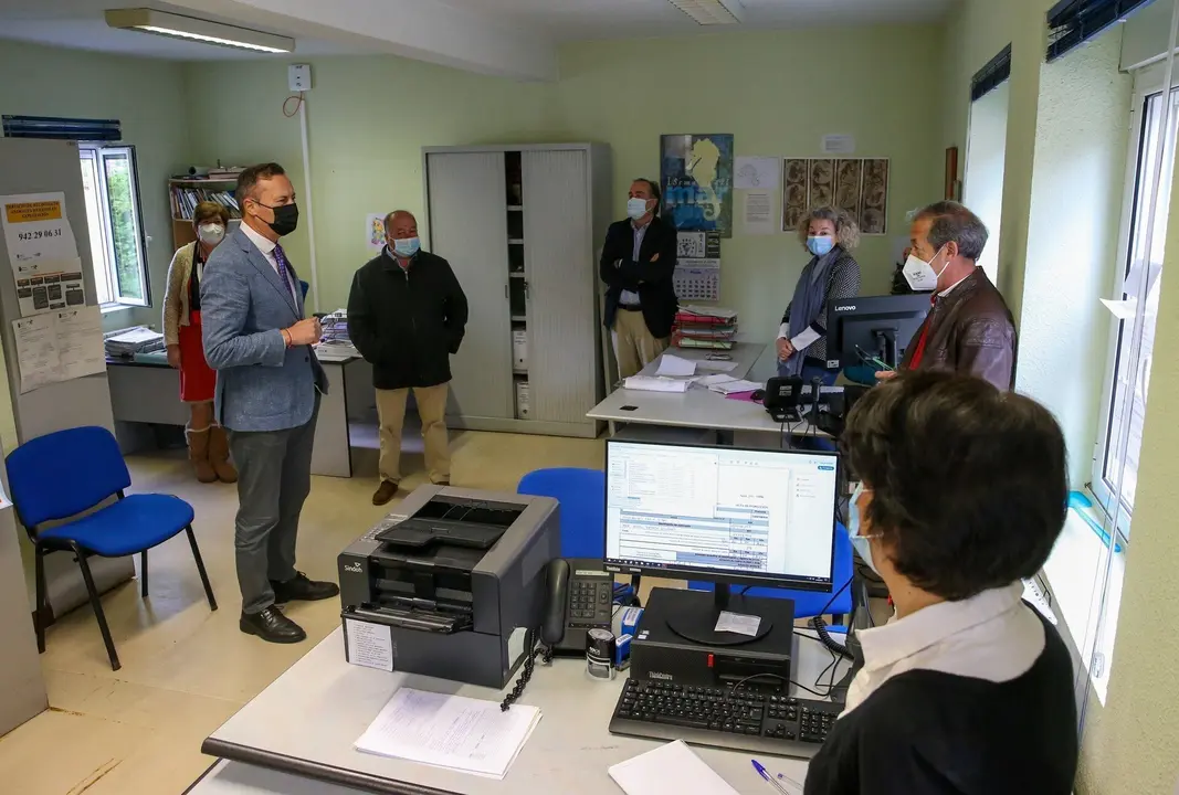 El consejero de Desarrollo Rural, Guillermo Blanco en la oficina comarcal agraria de Villacarriedo