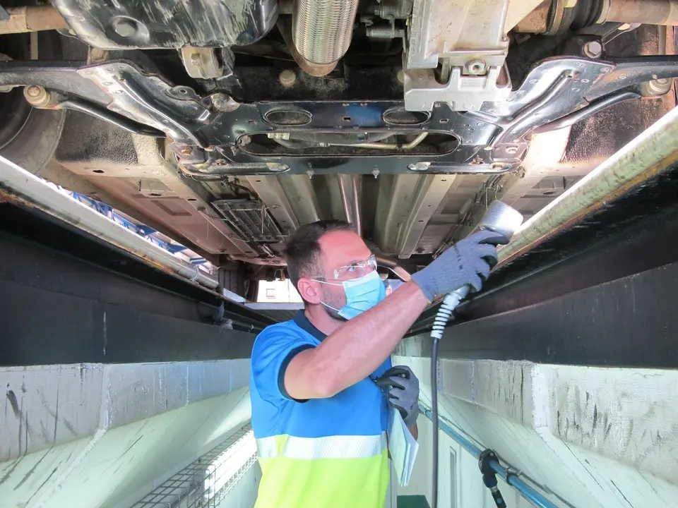 Revisi&oacute;n de un coche en una ITV.