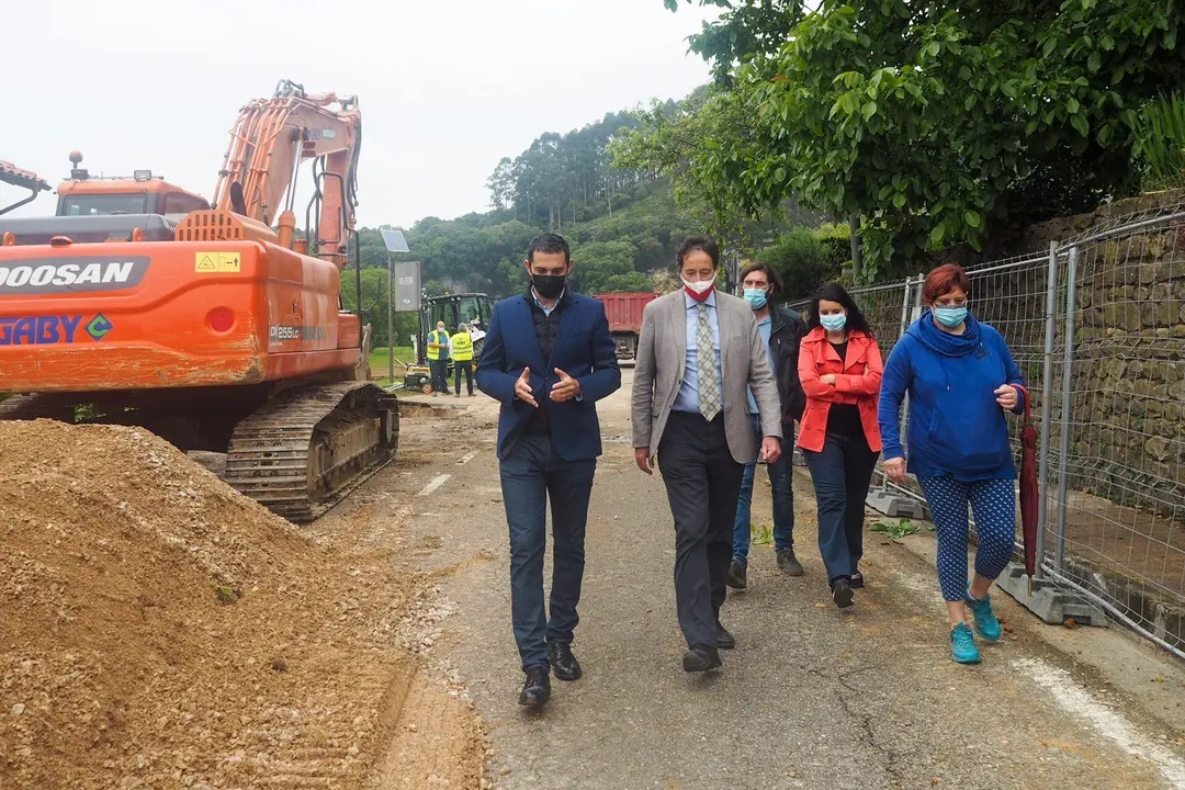 El consejero de Obras P&uacute;blicas, Ordenaci&oacute;n del Territorio y Urbanismo, Jos&eacute; Luis Gochicoa, visita las obras de la localidad de Mu&ntilde;orrodero.