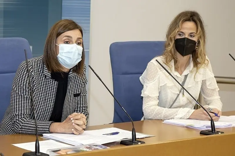 Archivo - La consejera de Presidencia, Paula Fern&aacute;ndez (izda) y la directora general de Interior, Jezabel Mor&aacute;n, en la presentaci&oacute;n del texto normativo de la ley en materia de juego