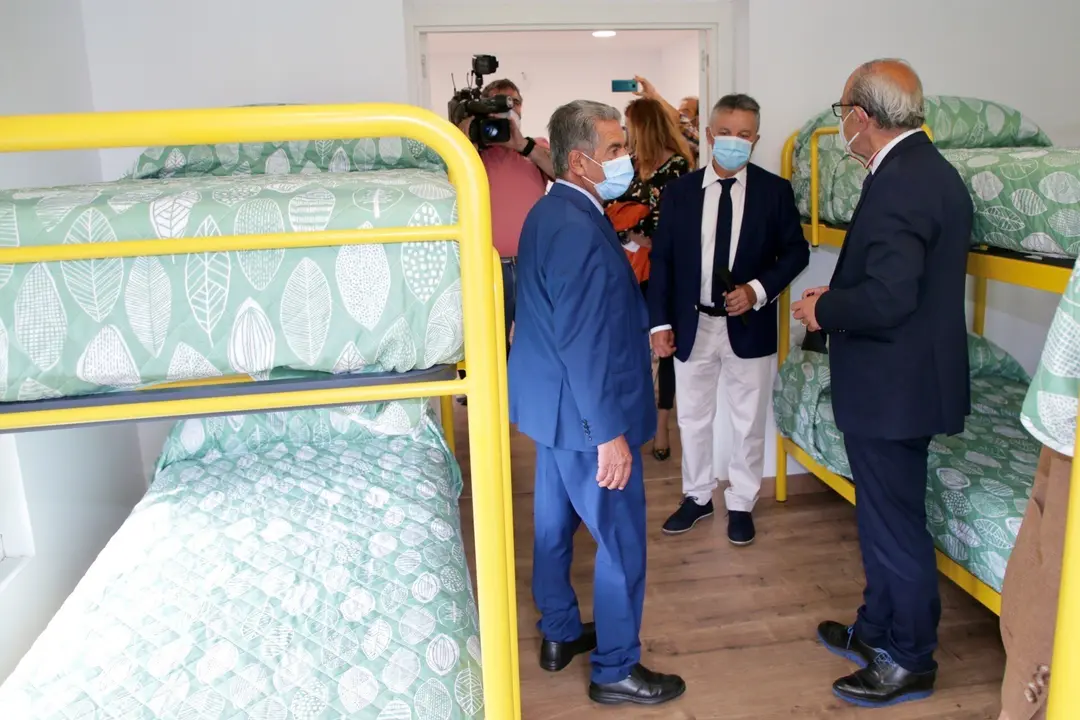 El presidente de Cantabria, Miguel &Aacute;ngel Revilla, y el consejero de Turismo, Javier L&oacute;pez Marcano, en la inauguraci&oacute;n del albergue de peregrinos de Santull&aacute;n (Castro Urdiales)