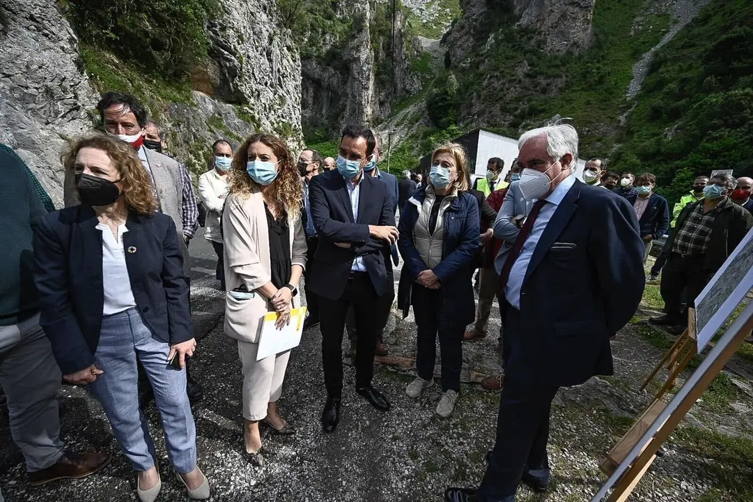 El secretario general de Infraestructuras del Ministerio de Transportes, Movilidad y Agenda Urbana (Mitma), Sergio V&aacute;zquez, visita junto a las delegadas del Gobierno en Cantabria y Asturias y otras autoridades el Desfiladero de la Hermida