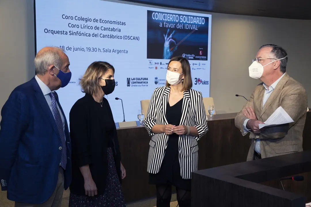 Asistentes a la rueda de prensa de presentaci&oacute;n del Concierto Solidario a favor del IDIVAL, organizado por el Colegio de Economistas de Cantabria.