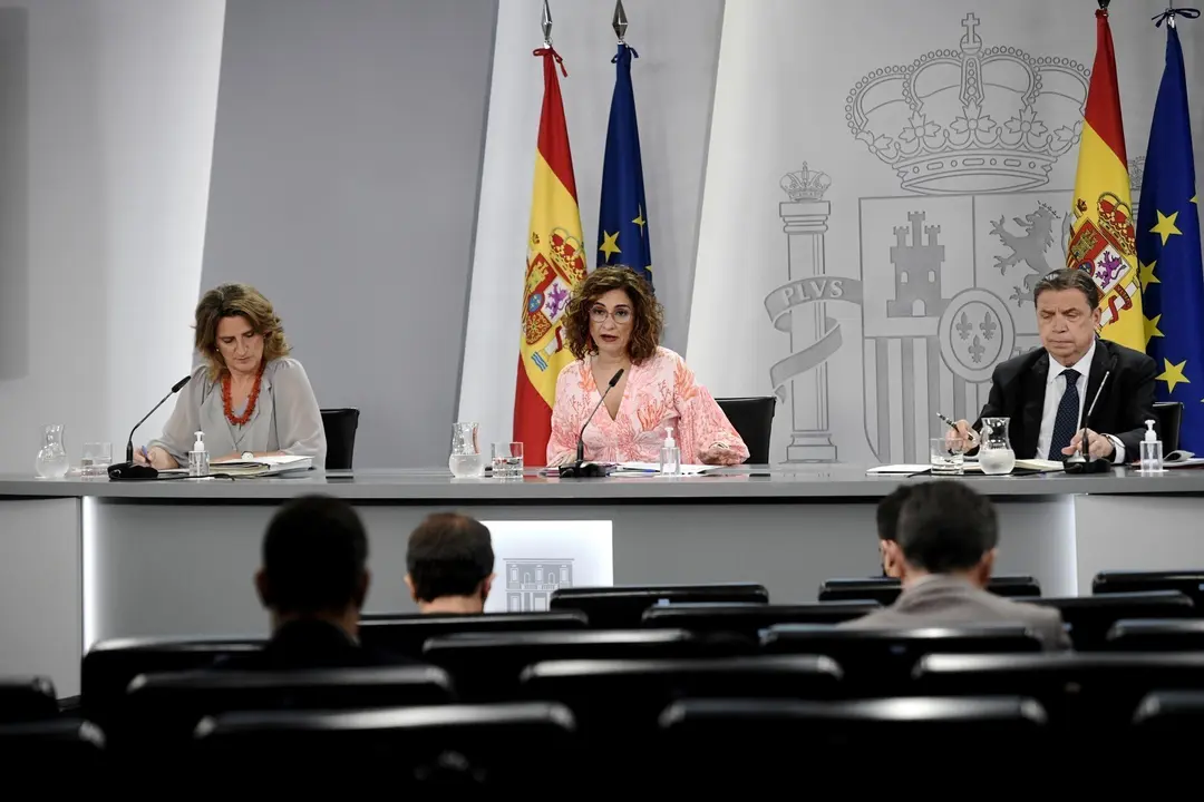 (I-D) La vicepresidenta cuarta y ministra de Transici&oacute;n Ecol&oacute;gica y Reto Demogr&aacute;fico, Teresa Ribera; la ministra Portavoz, Mar&iacute;a Jes&uacute;s Montero; y el ministro de Agricultura, Pesca y Alimentaci&oacute;n, Luis Planas, comparecen en rueda de prensa posterior al Con