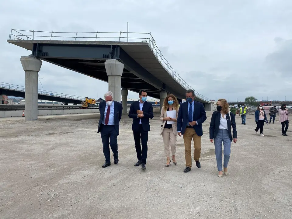 El secretario general de Infraestructuras, Sergio V&aacute;zquez Torr&oacute;n, visita, junto a la delegada del Gobierno en Cantabria, Ainoa Qui&ntilde;ones, y el presidente de la APS, Francisco Luis Mart&iacute;n, las obras del nuevo acceso directo al Puerto desde la A-67.