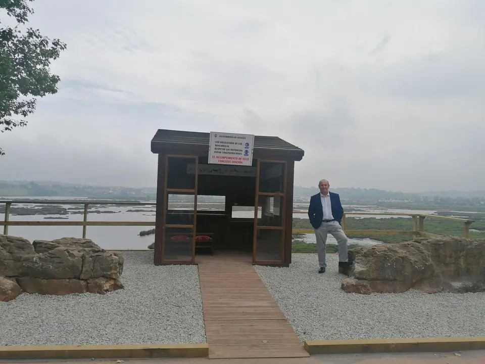 El concejal de Turismo de Suances, Jos&eacute; Luis Plaza, en el observatorio de aves Tarro Blanco