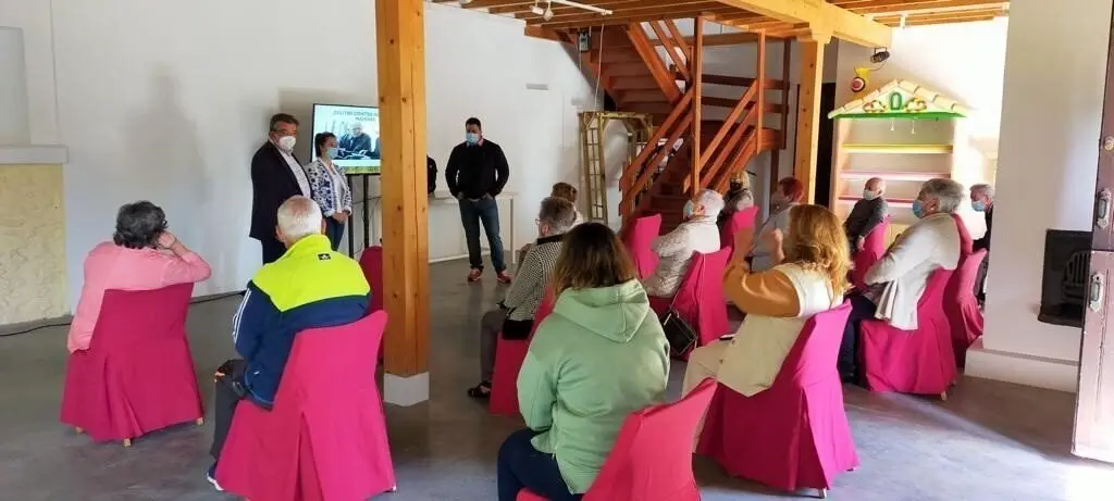 Primera charla sobre delitos que sufren los mayores.