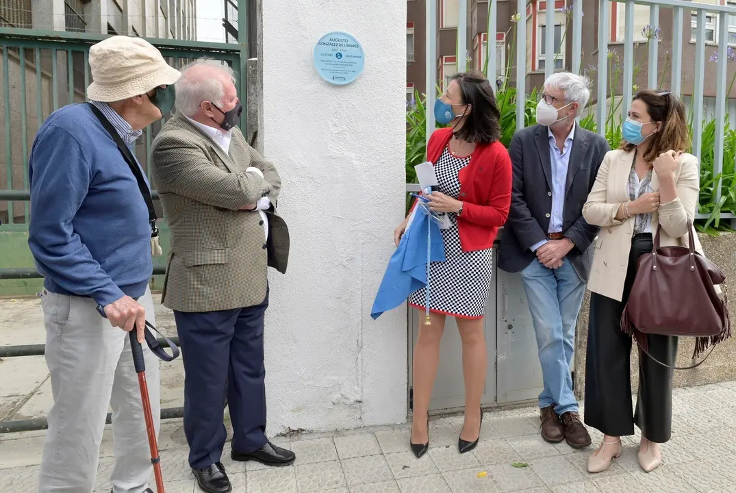 La alcaldesa de Santander, Gema Igual, destapa la placa de Augusto Gonz&aacute;lez Linares en la calle General D&aacute;vila.