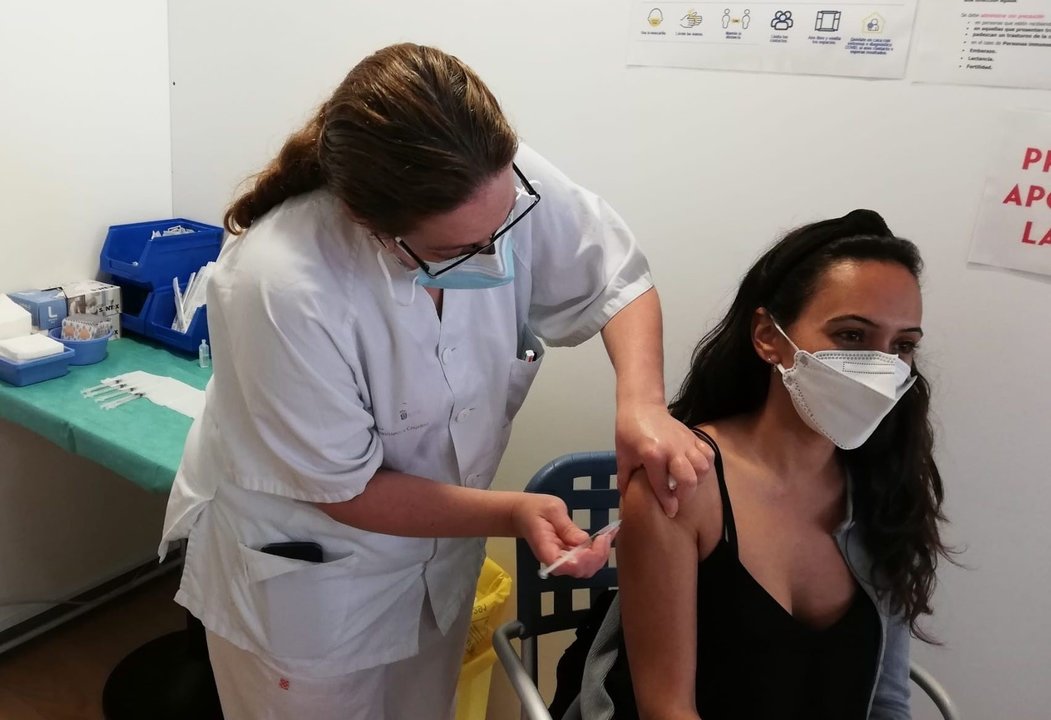 Una enfermera vacuna a una mujer contra el Covid-19