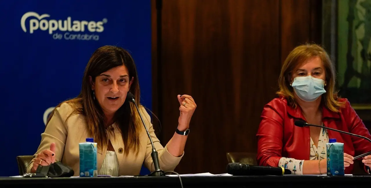 La presidenta del PP de Cantabria, Mar&iacute;a Jos&eacute; S&aacute;enz de Buruaga (izda) en la Junta Directiva del PP