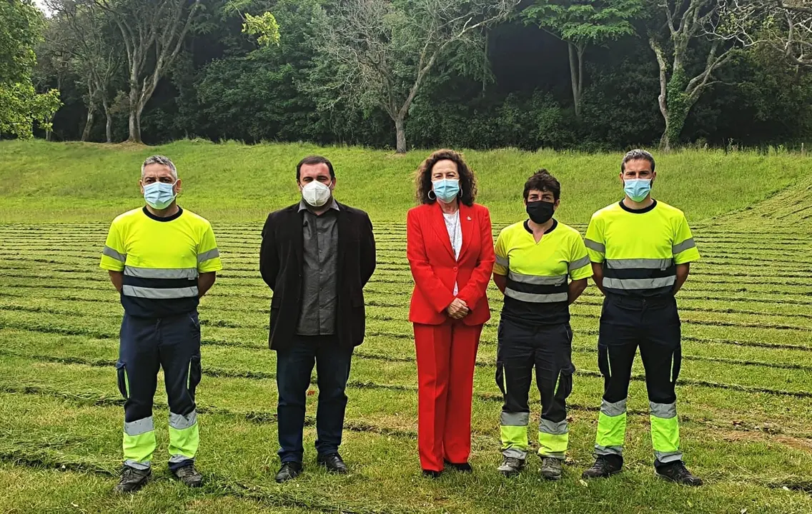 La alcaldesa de Comillas, Mar&iacute;a Teresa Noceda, y el concejal Juli&aacute;n Rozas junto a tres empleados del servicio de jardiner&iacute;a.