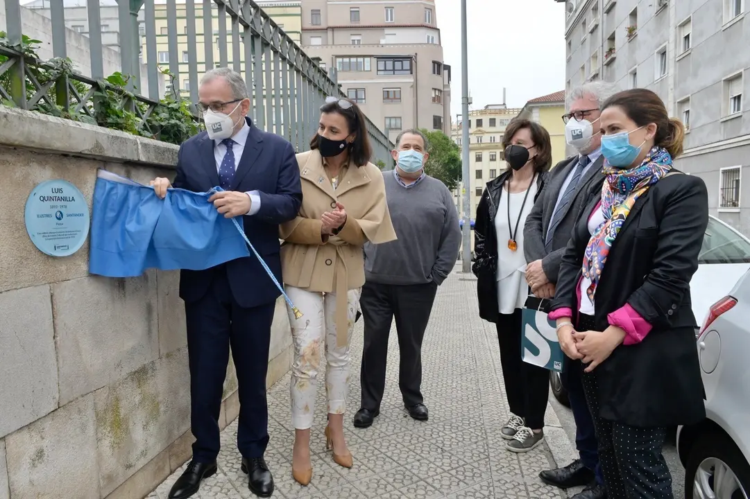 Descubrimiento de la placa de Luis Quintanilla Isasi, que se suma a la ruta de Ilustres Santander