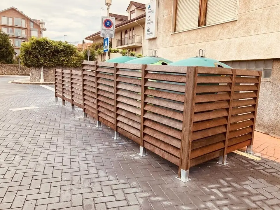 Archivo - Noja instala paneles protectores para reducir la contaminaci&oacute;n visual de los contenedores