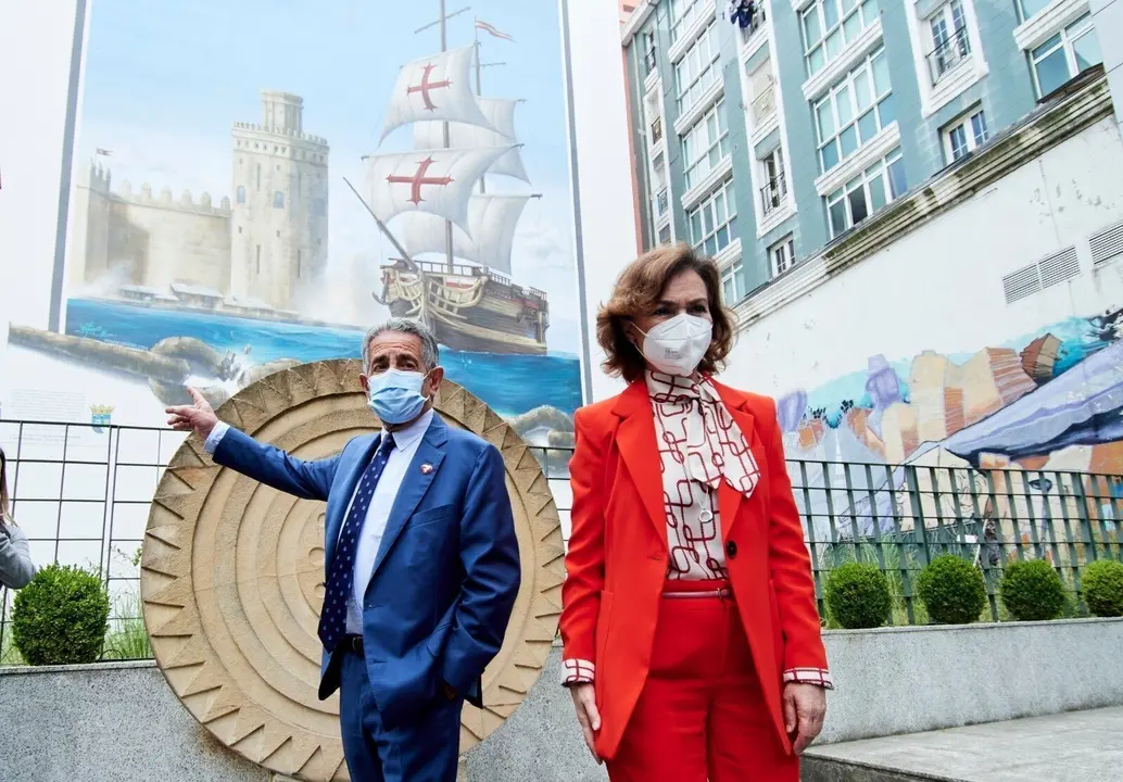 El presidente de Cantabria, Miguel &Aacute;ngel Revilla, y la vicepresidenta del Gobierno central, Carmen Calvo, tras mantener una reuni&oacute;n en el Ejecutivo auton&oacute;mico.