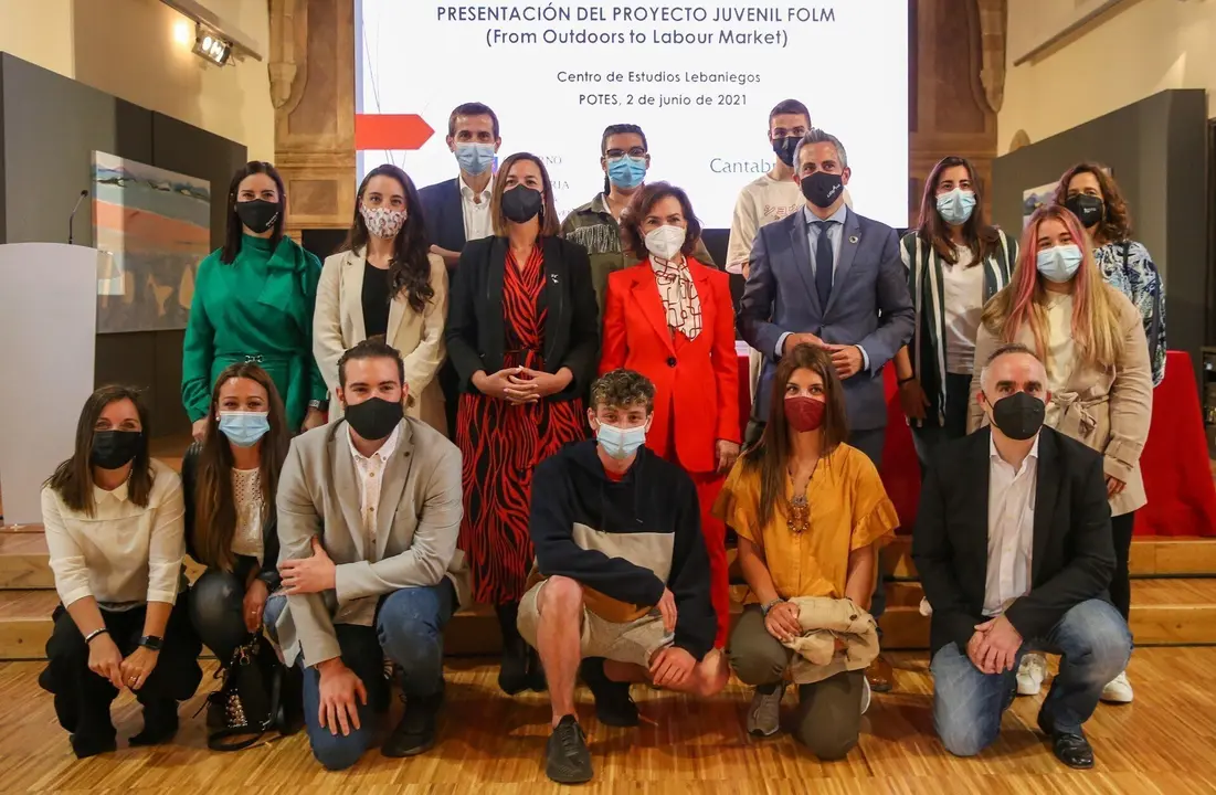 La vicepresidenta primera del Gobierno de Espa&ntilde;a, Carmen Calvo, y el vicepresidente del Ejecutivo regional, Pablo Zuloaga, con los j&oacute;venes participantes en el programa europeo FOLM.