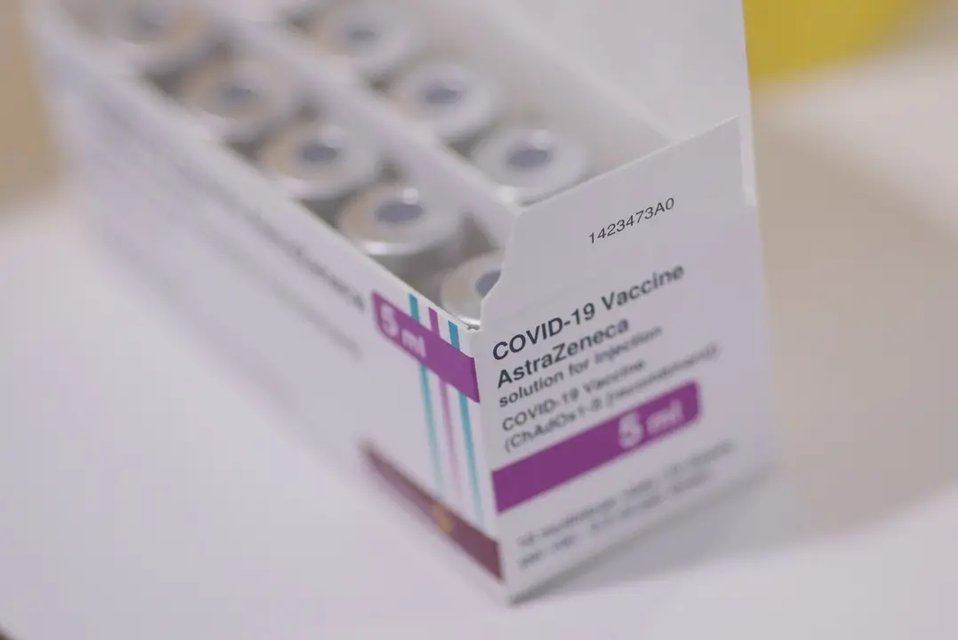 Caja con dosis de la vacuna de AstraZeneca contra el Covid-19, a 1 de junio de 2021, en el Hospital Isabel Zendal, en Madrid, (Espa&ntilde;a). La Comunidad de Madrid comenz&oacute; ayer, 31 de mayo, a vacunar a las 213.300 personas menores de 60 a&ntilde;os que recibieron la 