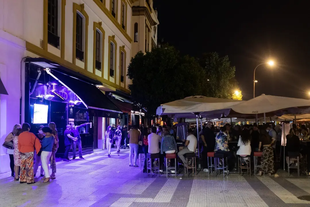 La terraza de un bar de copas de noche