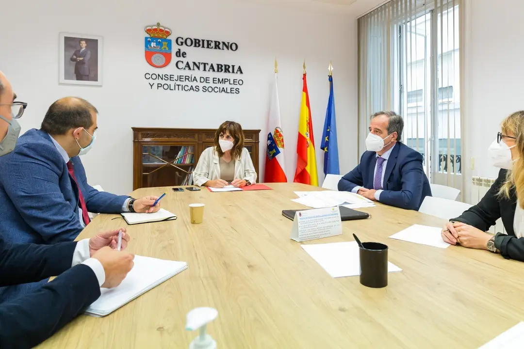 La consejera de Empleo y Pol&iacute;ticas Sociales, Ana Bel&eacute;n &Aacute;lvarez, acompa&ntilde;ada por la directora general de Vivienda, Eugenia G&oacute;mez, se re&uacute;ne con los responsables de la SAREB.