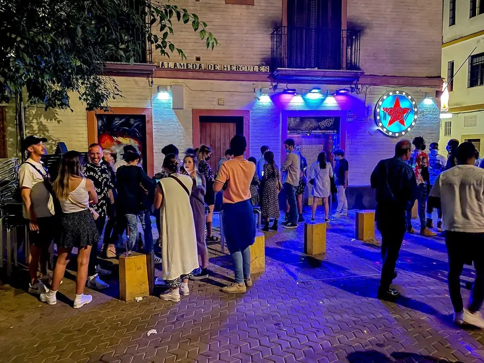 Colas en una discoteca en la Alameda de Hercules, &uacute;nico local que puede estar abierto hasta las 2 de la ma&ntilde;ana 15 de mayo del 2021 en Sevilla, Andaluc&iacute;a