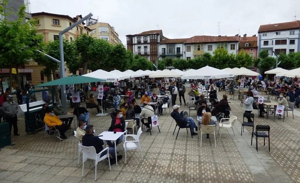 Concentraci&oacute;n de los hosteleros de santo&ntilde;a para pedir la retirada del 'sem&aacute;foro Covid'