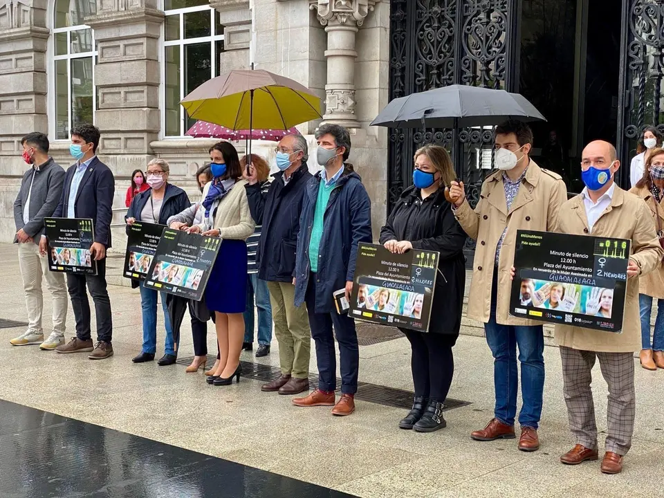 Minuto de silencio por la mujer asesinada