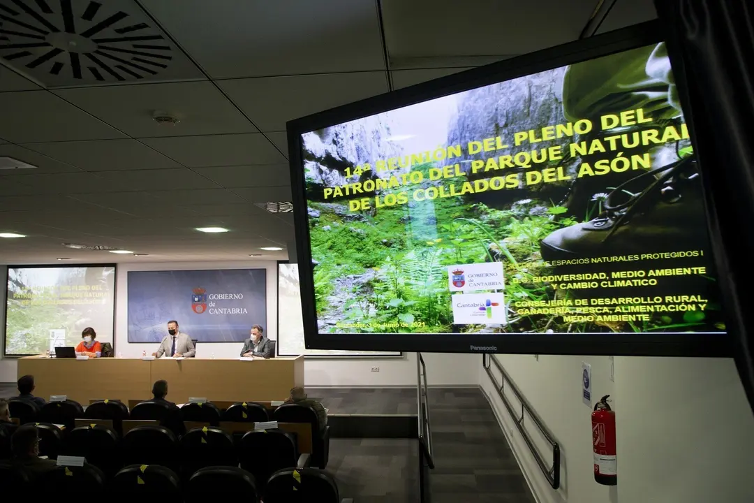 El consejero de Desarrollo Rural, Ganader&iacute;a, Pesca, Alimentaci&oacute;n y Medio Ambiente, Guillermo Blanco, preside la reuni&oacute;n del patronato del Parque Natural Collados del As&oacute;n