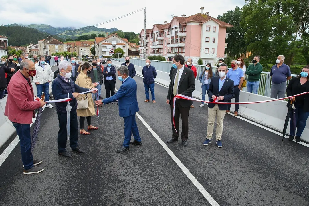 Revilla inaugura el puente de Carasa a Ampuero