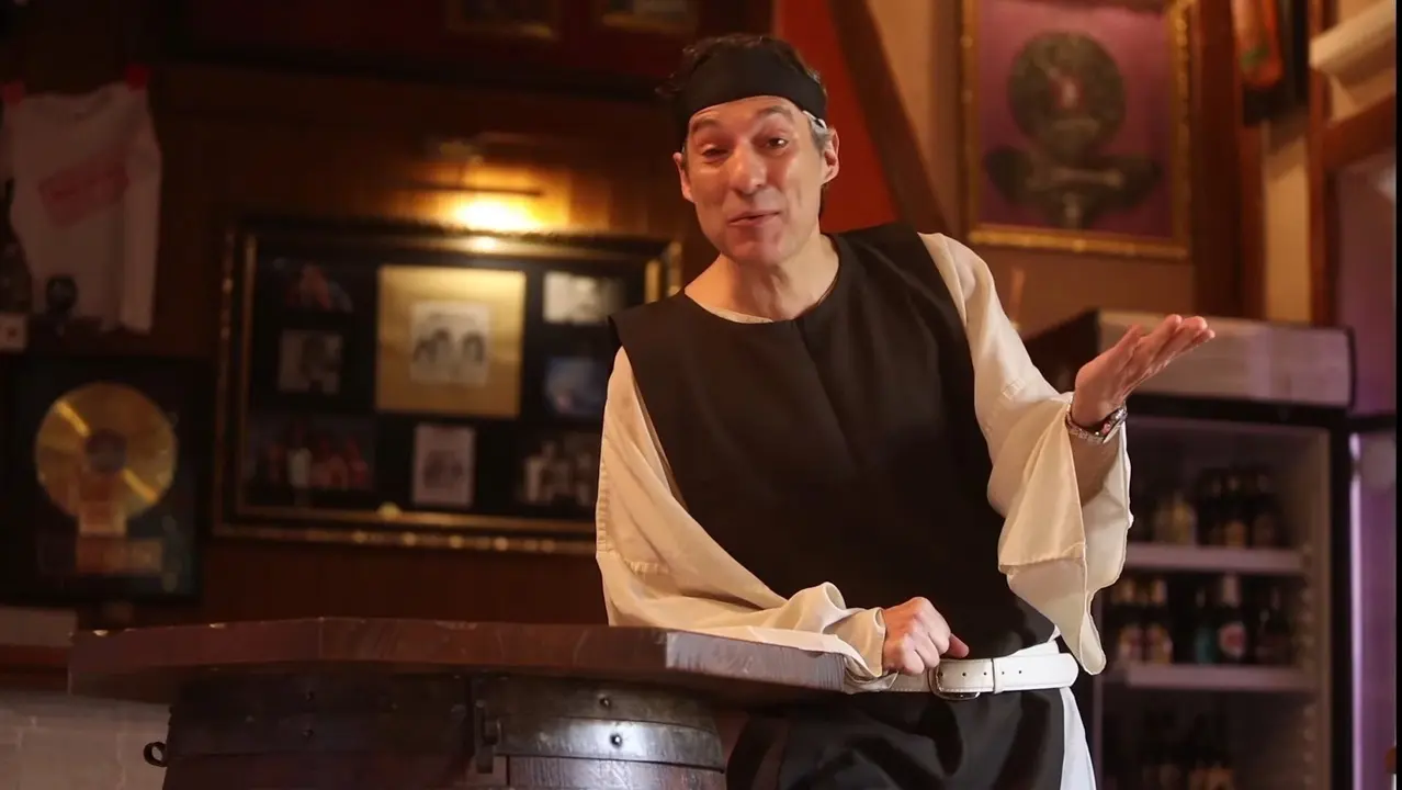 Escena del videoclip 'V&aacute;monos al bar'.