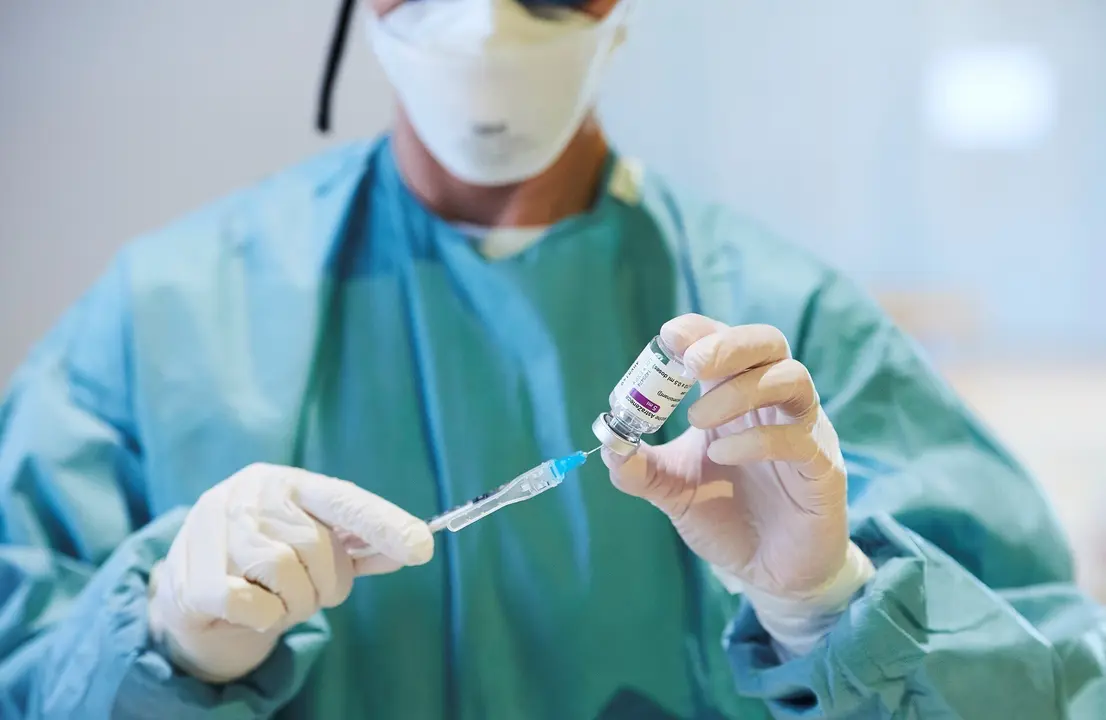 Archivo - Una profesional sanitaria sostiene un vial con la vacuna de AstraZeneca