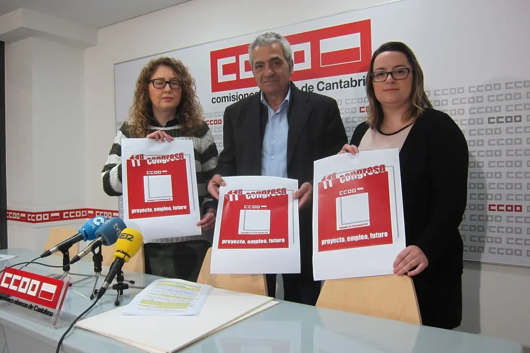 Archivo - Carlos S&aacute;nchez,  secretario general de CC.OO en Cantabria, con Rosa Mantec&oacute;n (dcha). ARchivo