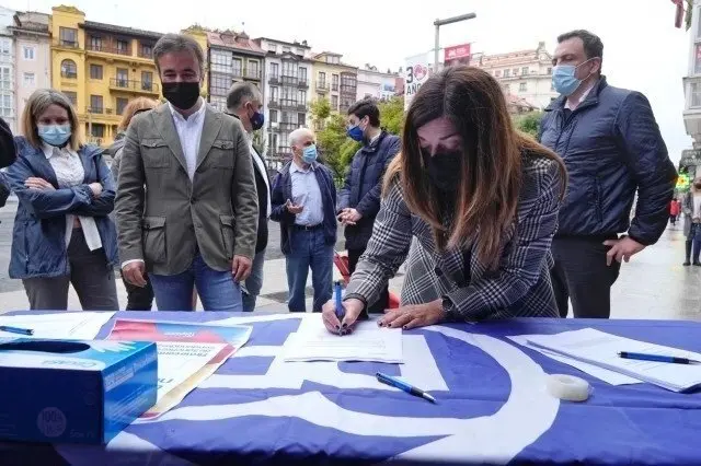 La presidenta del PP en Cantabria, Mar&iacute;a Jos&eacute; S&aacute;enz de Buruaga, durante la recogida de firmas para rechazar los indultos.
