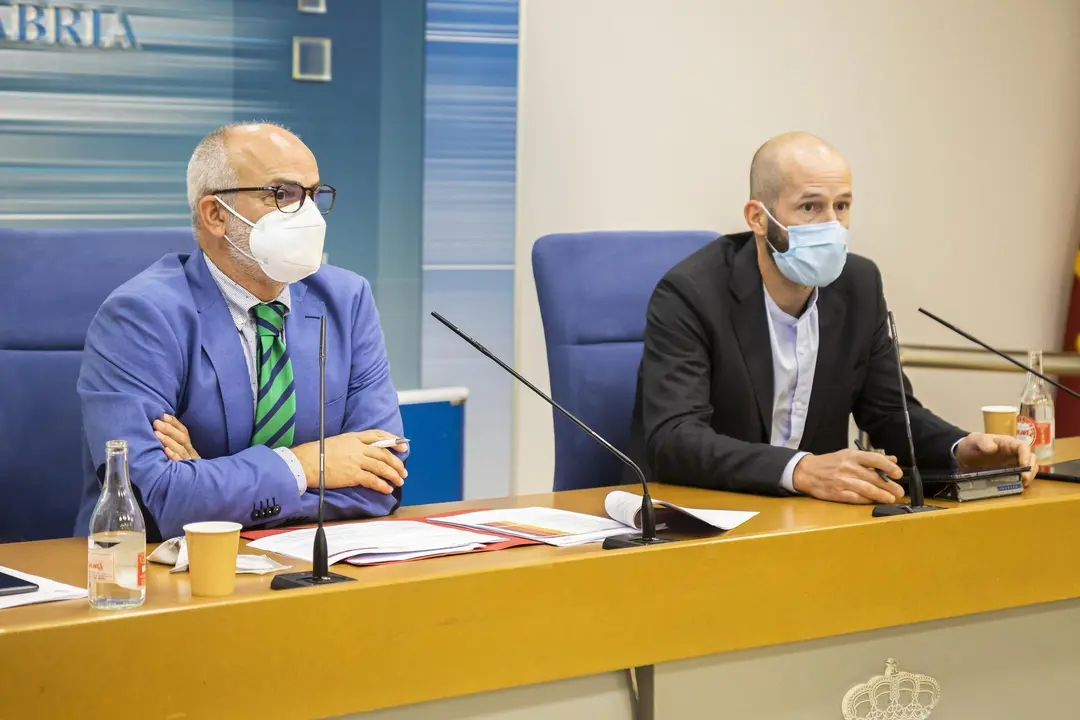 10:30horas. Sala de Prensa del Gobierno de CantabriaElconsejero de Sanidad, Miguel Rodr&iacute;guez,y el director general de Salud P&uacute;blica, ReinhardWalmman, informan sobre la evoluci&oacute;n epidemiol&oacute;gica en Cantabria.
04 DE JUNIO DE 2021
FOTOGRAF&Iacute;A: SILVIA BOUZO
