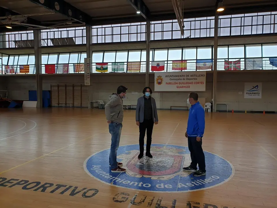 El alcalde y el concejal visitan el polideportivo