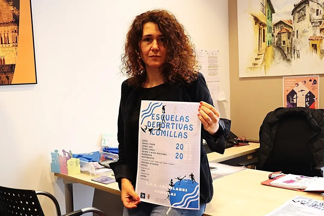 La concejala de Deporte, Vanesa S&aacute;nchez Trueba, con el cartel de la oferta deportiva para la temporada 2021/2022