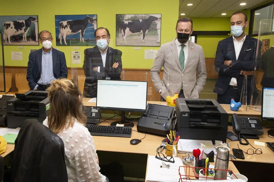 El Consejero De Desarrollo Rural, Ganader&iacute;a, Pesca, Alimentaci&oacute;n Y Medio Ambiente, Guillermo Blanco, Visita La Oficina Comarcal Agraria De Torrelavega.