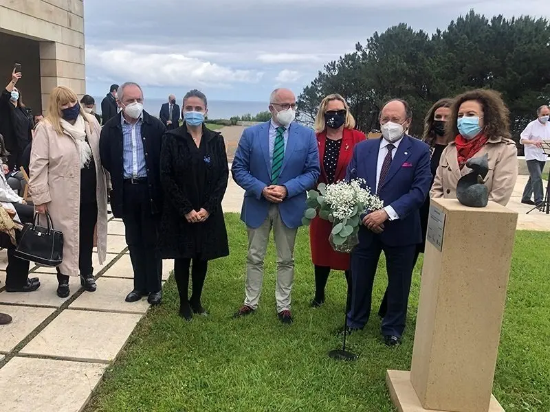 El consejero de Sanidad, Miguel Rodr&iacute;guez, en la inauguraci&oacute;n de la escultura en Comillas