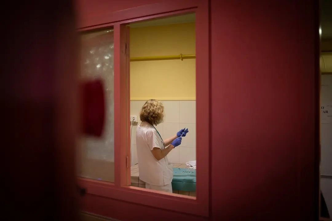 Una sanitaria prepara una dosis de la vacuna de Janssen, en el centro abierto de la Fundaci&oacute; Arrels, el d&iacute;a de la jornada de vacunaci&oacute;n a personas sin hogar, a 3 de junio de 2021, en Barcelona, Catalu&ntilde;a (Espa&ntilde;a). Las personas sin hogar que lo deseen, podr