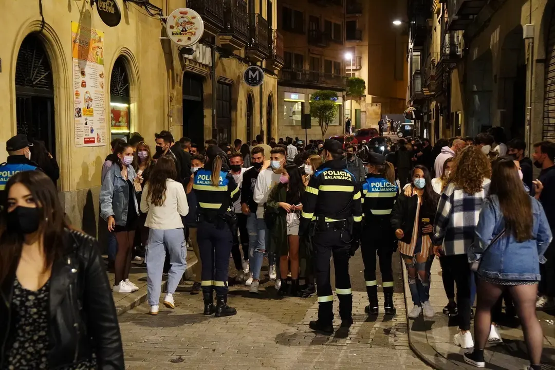 Ambiente en las calles de Salamanca cuando se cumple una semana de las masivas concentraciones de chavales en las calles por el fin del toque de queda