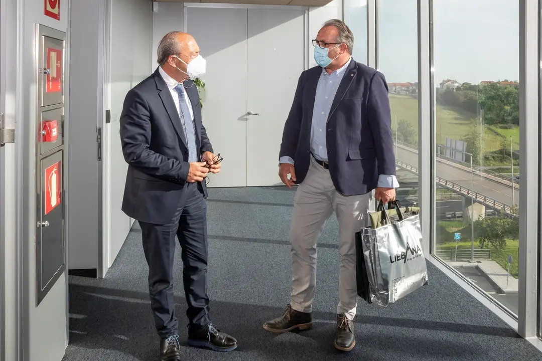 El consejero de Industria, Turismo, Innovaci&oacute;n, Transporte y Comercio, Javier L&oacute;pez Marcano, recibe al alcalde de Vega de Li&eacute;bana.