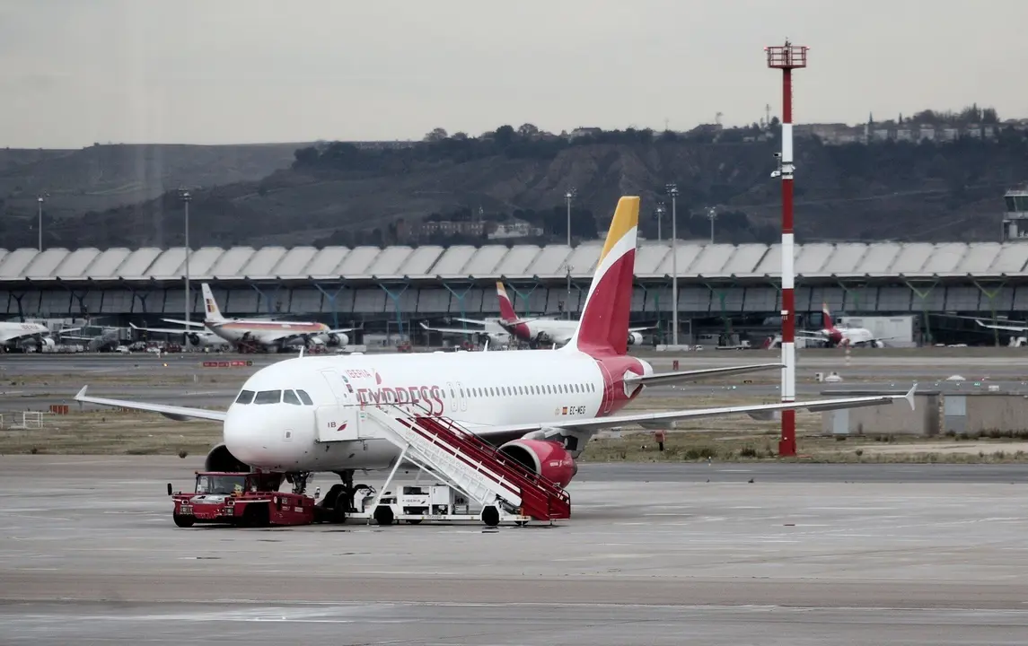 Archivo - Un avi&oacute;n de la compa&ntilde;&iacute;a Iberia en el Aeropuerto de Madrid-Barajas Adolfo Su&aacute;rez, en Madrid a 21 de noviembre de 2019.