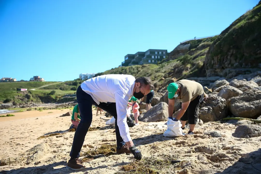 El consejero de Medio Ambiente participa en la recogida de pl&aacute;sticos en la playa Los Locos de Suances