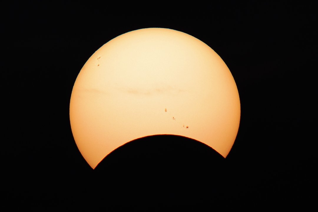 Archivo - Eclipse solar parcial visto el 21 de agosto de 2017 desde Canarias