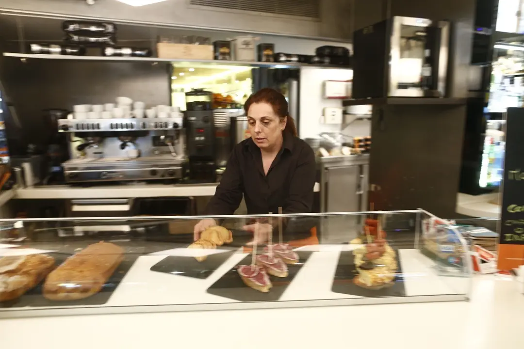 Archivo - trabajador, trabajando, camarero, bar, aut&oacute;nomo, consumo, tapas, cafeter&iacute;a, precios, IPC, empleo, paro, parados, hosteler&iacute;a, chorizo, tortilla